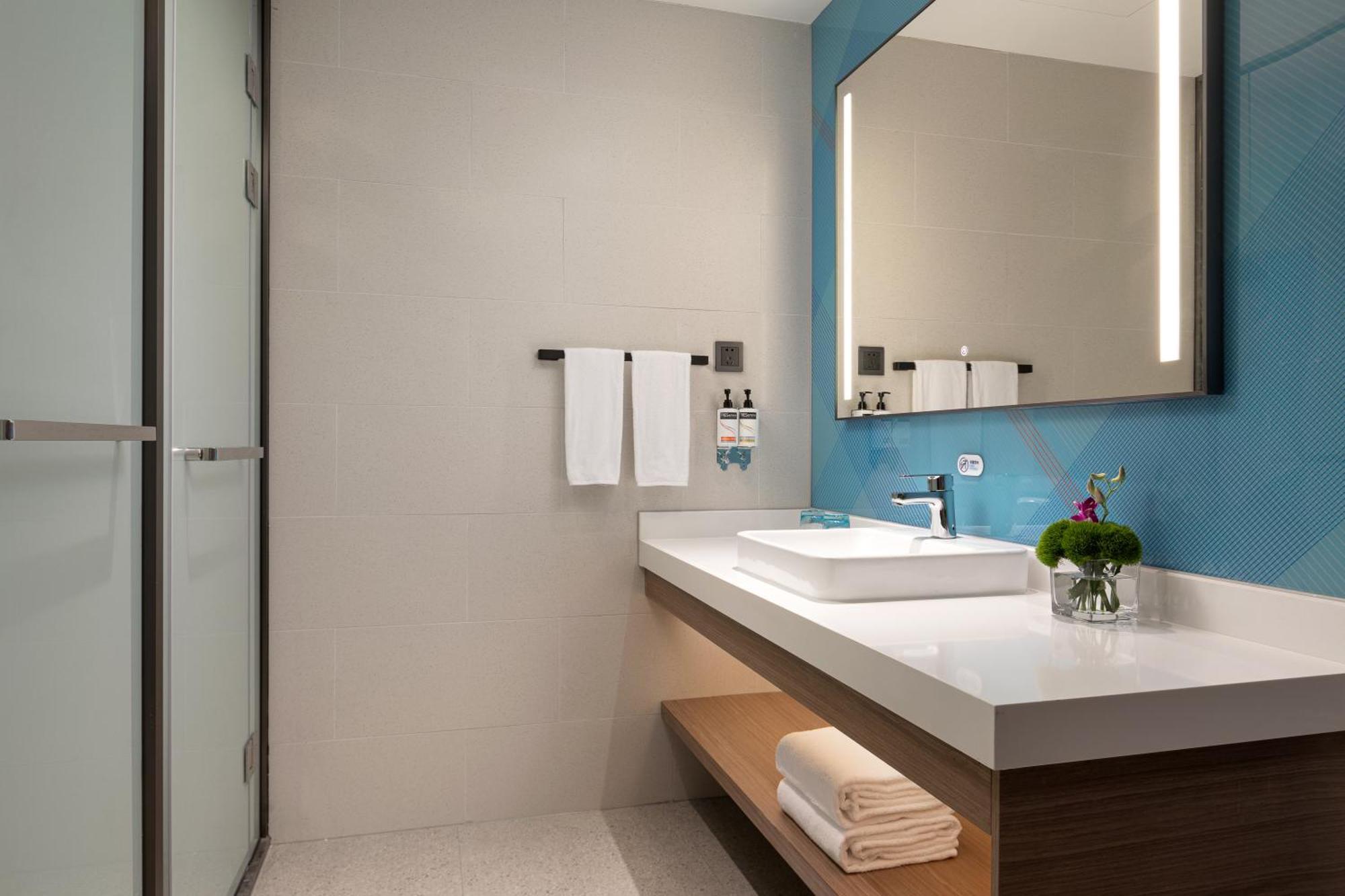 Holiday Inn Express Changfeng Park Shanghai Exterior photo